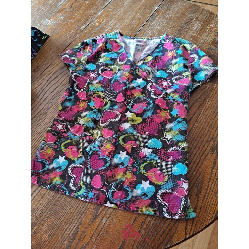Medium White Bobby Brooks Hearts and Stars Short Sleeve VNeck Scrub Top Shirt